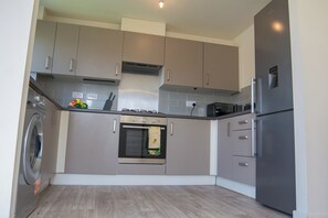 Private kitchen - Modern 3-Bed House Leeds | Sleeps 7 | Free Parking | Contractor Friendly | Wi-Fi (Leeds)