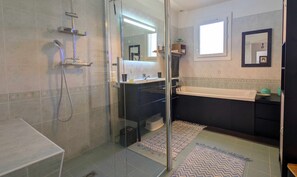 Bathroom - Vrbo Property (Saint-Mamert-du-Gard)