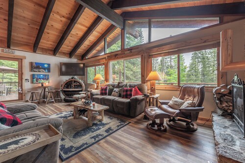 Bear Cabin: Walk to Lake! Porch views, updated, cozy, Rafting is open! Dog