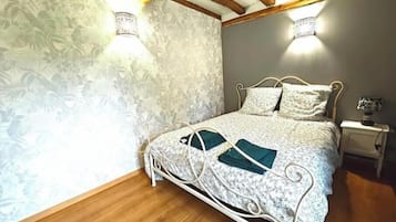 3 bedrooms, iron/ironing board, internet, bed sheets