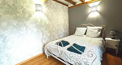 Le Nid Des Hirondelles-gîte sleeps 7 + 1 baby, enclosed garden, recharging point