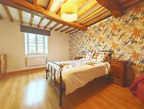 3 chambres, fer et planche à repasser, accès Internet, draps fournis