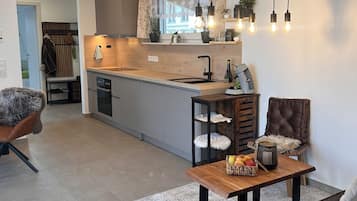 Fridge, oven, stovetop, dishwasher