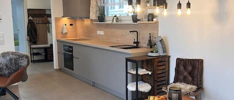 Fridge, oven, stovetop, dishwasher