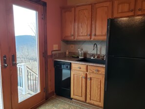 Private kitchen - "The Love Nest" - Stunning Views overlooking the Shenandoah in Wine Country (Markham)