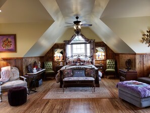 Interior - "The Love Nest" - Stunning Views overlooking the Shenandoah in Wine Country (Markham)