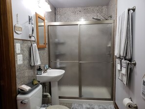 Een douche, een haardroger, handdoeken, zeep