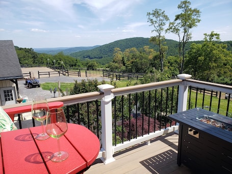 屋外ダイニングエリア. "The Love Nest" - Stunning Views overlooking the Shenandoah in Wine Country