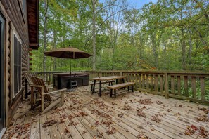 Outdoor dining - Treehouse Cabin w/ Hot Tub in Red River Gorge (Campton)