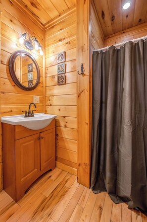 Shower, hair dryer, towels, soap - Treehouse Cabin w/ Hot Tub in Red River Gorge (Campton)