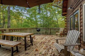 Outdoor dining - Treehouse Cabin w/ Hot Tub in Red River Gorge (Campton)