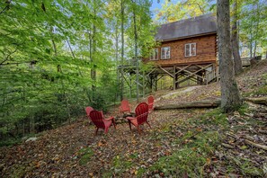 Terrace/patio - Treehouse Cabin w/ Hot Tub in Red River Gorge (Campton)