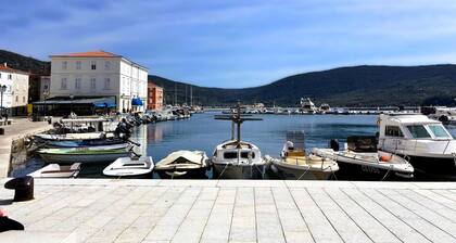 Modernisiertes Steinhaus mit Garten - Zentrum Cres