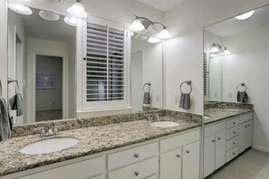 Bathroom - Spacious 3-bedroom Home in Houston, close to Medical Center, NRG, and Downtown. (Houston)