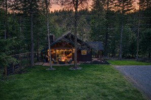 Exterior - Chickadee Cabin - Boutique Stay close to Downtown (Whitefish)