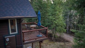 Outdoor dining - Chickadee Cabin - Boutique Stay close to Downtown (Whitefish)