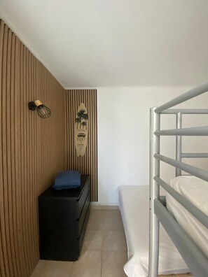 1 dormitori i planxa i posts de planxar 
