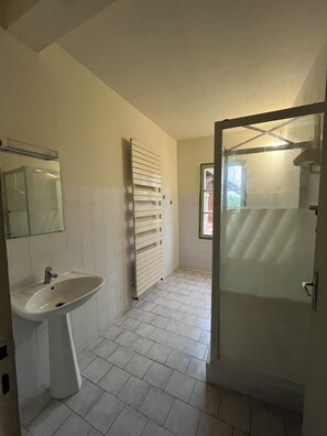 Bathroom - Vrbo Property (Saint-Médard)
