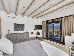 2 bedrooms, iron/ironing board, WiFi, bed sheets - Heritage Adobe Home - Views, Space & Taos Soul (El Prado)