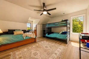 3 bedrooms, iron/ironing board, WiFi, bed sheets - Riverfront Home •Hot Tub•Pool Table• Putting Green• Pac-Man (Greeneville)
