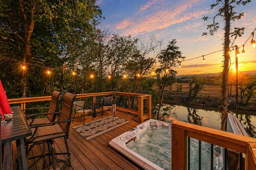 Riverfront Home •Hot Tub•Pool Table• Putting Green• Pac-Man