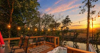 Riverfront Home •Hot Tub•Pool Table• Putting Green• Pac-Man