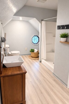 Shower, hair dryer, towels, soap - Riverfront Home •Hot Tub•Pool Table• Putting Green• Pac-Man (Greeneville)
