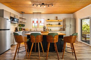 Four à micro-ondes, un four, surface de cuisson, lave-vaisselle