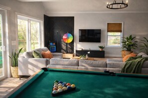 Games room - Riverfront Home •Hot Tub•Pool Table• Putting Green• Pac-Man (Greeneville)
