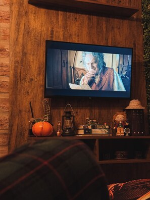 Interior - Cypress County - Hobbit Themed Lodging (Condor)