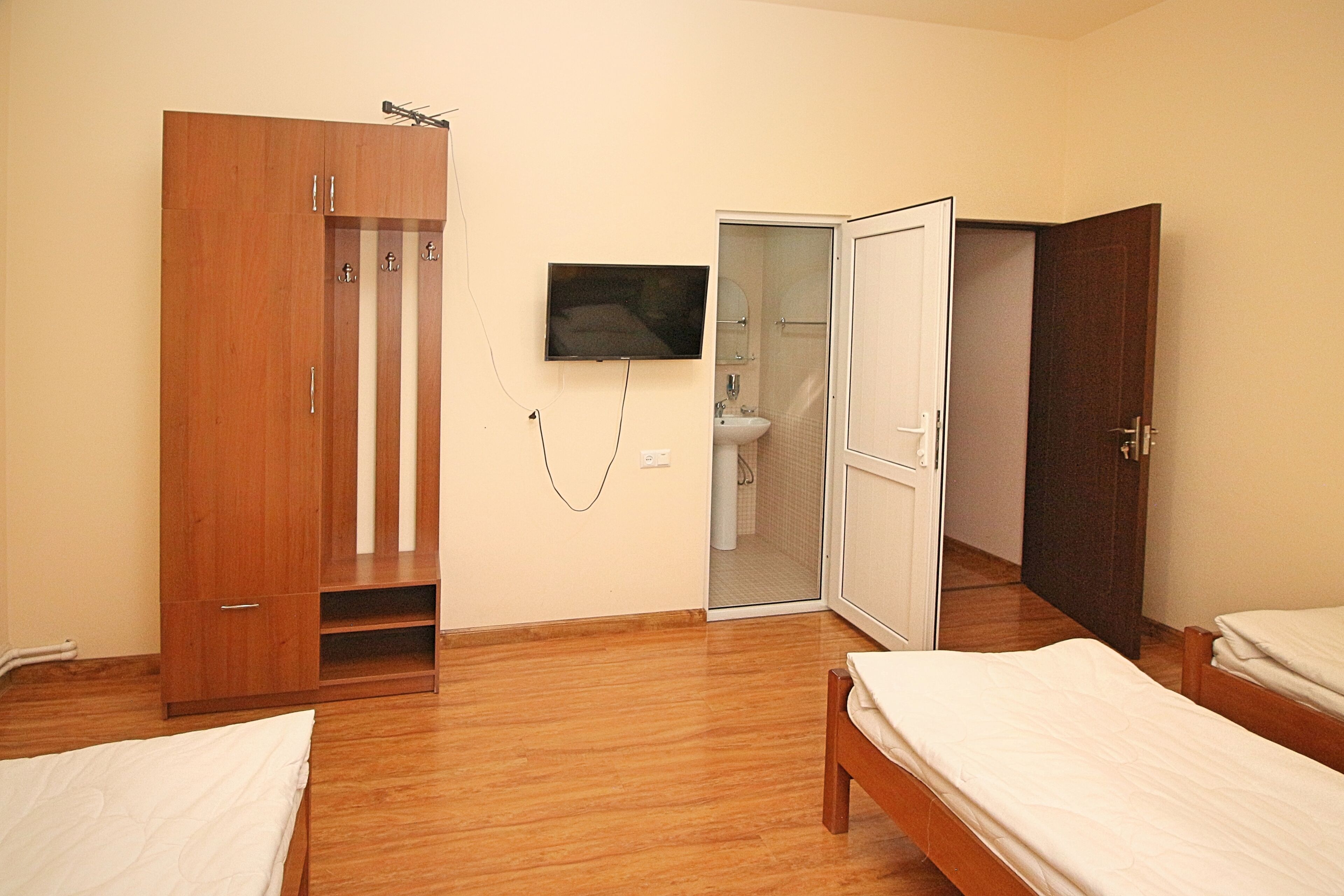 Triple Room, Hill View