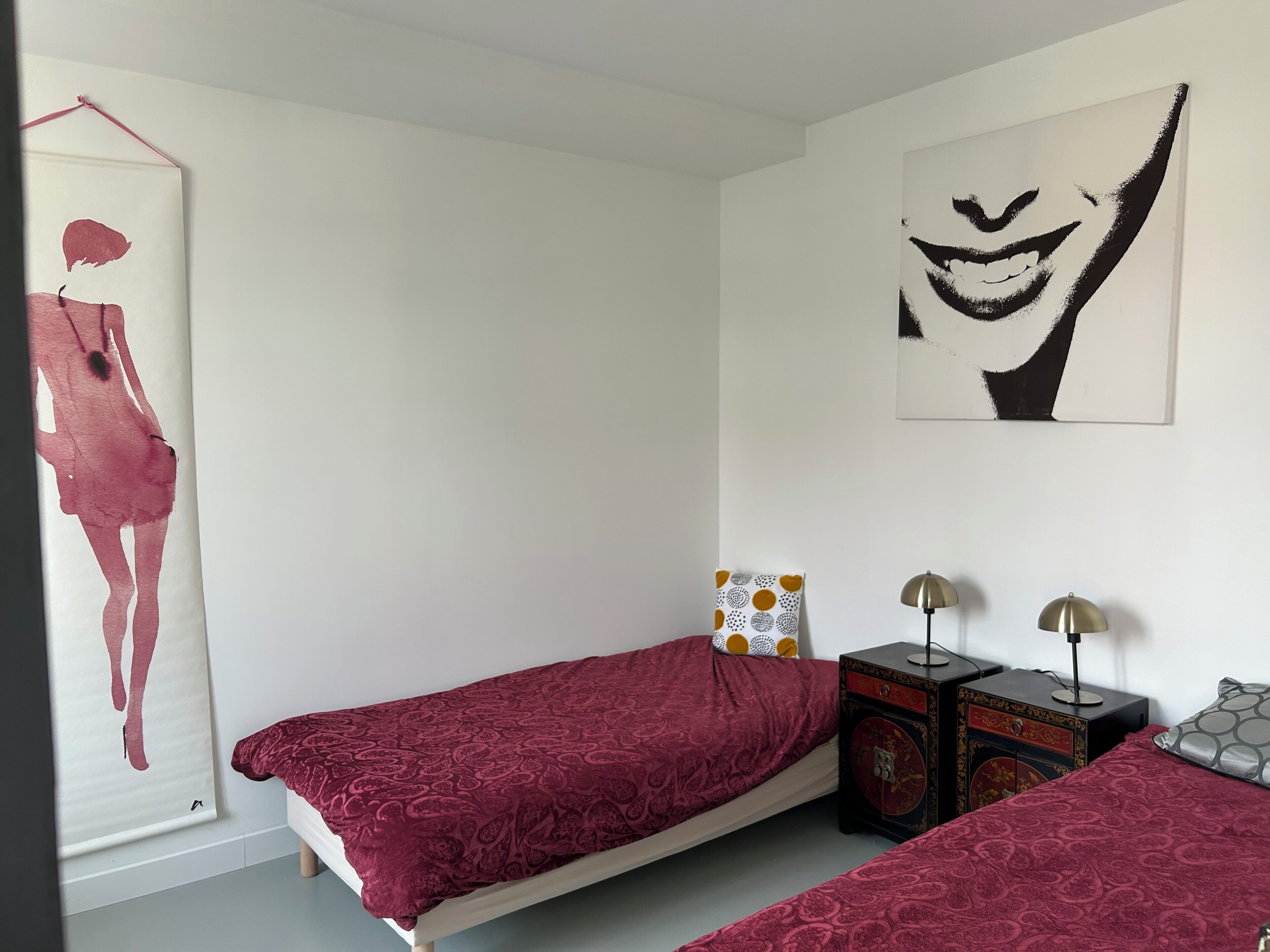 2 habitaciones, tabla de planchar con plancha y cuna de viaje 