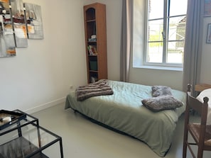 2 soverom, skrivebord, strykejern/-brett og reiseseng for barn