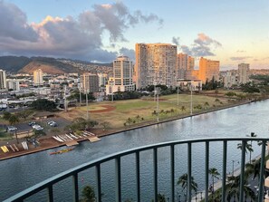 Property grounds - Cozy 1-bedroom Waikiki condo in with AC, free parking in building included. (Honolulu)