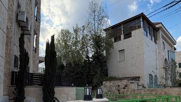 Appartement, 3 chambres, fumeurs, balcon | Enceinte de l’hébergement