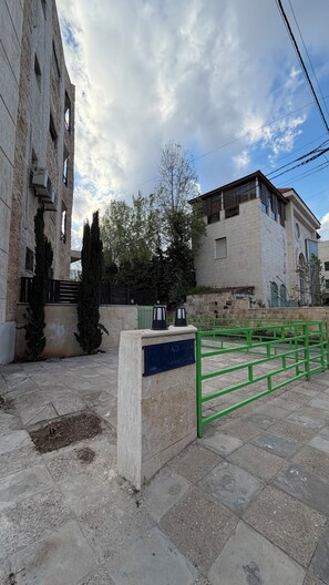 Property grounds - 3bedroom Apartment Private Intrance 011 (Amman)