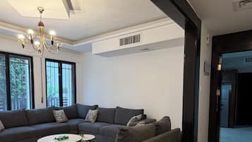 Apartment, 3 Bedrooms, Smoking, Balcony | Living room