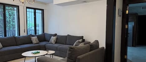 Appartement, 3 chambres, fumeur, balcon | Salle de séjour