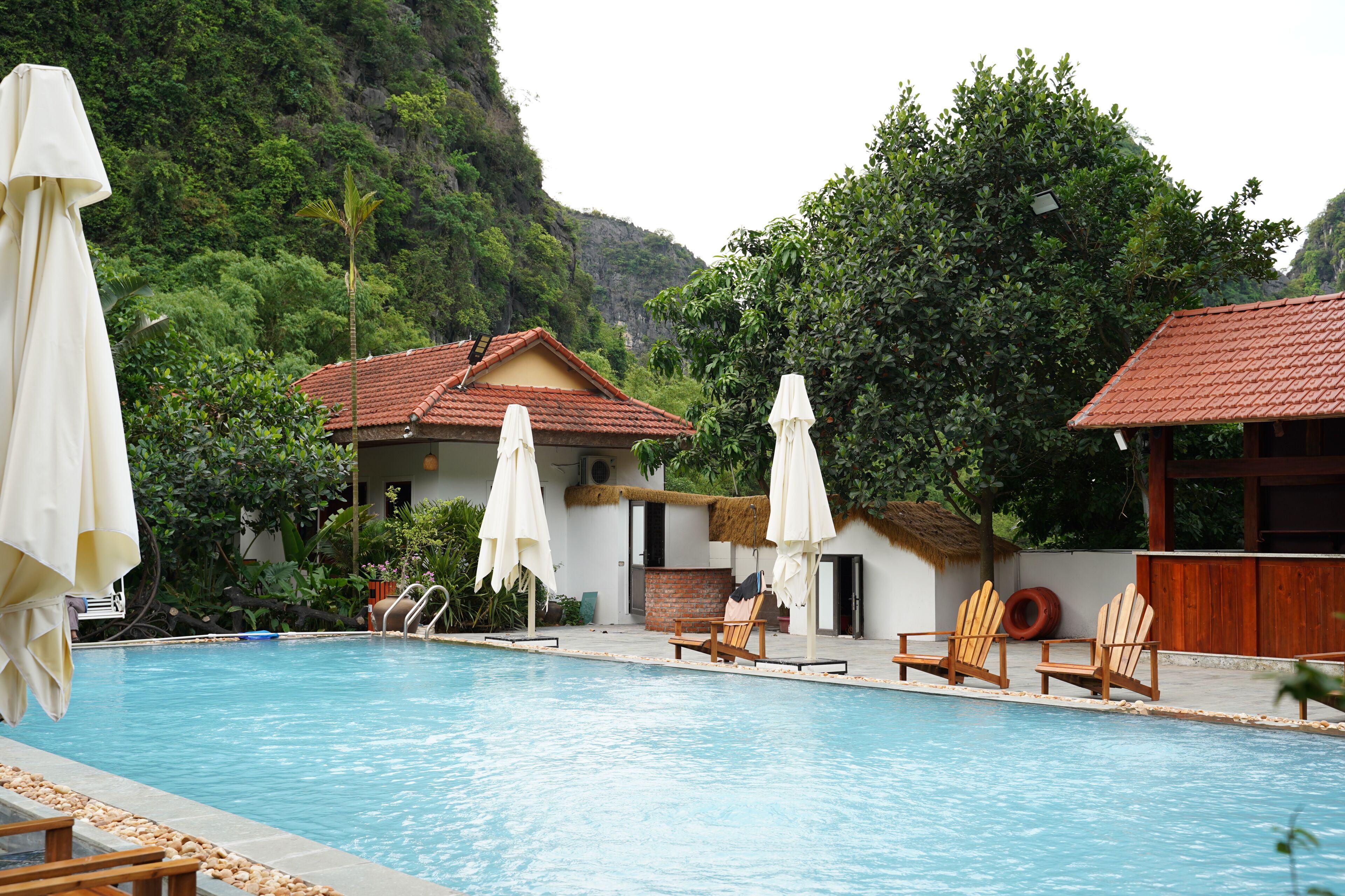 Una piscina al aire libre
