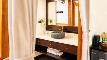 Deluxe Twin Room | Bilik Mandi | Pancuran mandi, pengering rambut, selipar, tuala disediakan