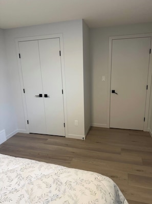 2 bedrooms, iron/ironing board, WiFi, bed sheets - Super-Classic 2 BRMs 1 BTH Basement Suite (Edmonton)