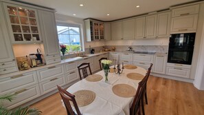 Private kitchen - MODERN VILLA WITH LOVELY GARDEN NEAR T BANA AND STOCKHOLM CITY (Stockholms)