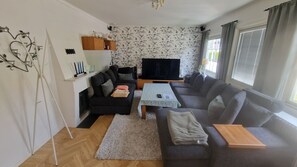 Living area - MODERN VILLA WITH LOVELY GARDEN NEAR T BANA AND STOCKHOLM CITY (Stockholms)