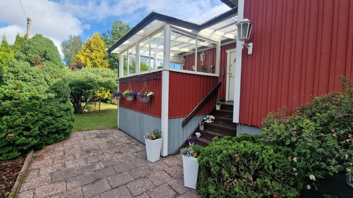 MODERN VILLA WITH LOVELY GARDEN NEAR T BANA AND STOCKHOLM CITY