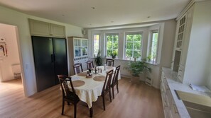 Dining - MODERN VILLA WITH LOVELY GARDEN NEAR T BANA AND STOCKHOLM CITY (Stockholms)