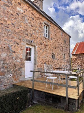 Outdoor dining - Recharge your batteries: cosy gîte in the heart of the Cotentin peninsula (L'Étang-Bertrand)