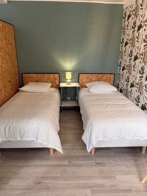1 bedroom, travel cot, Internet, bed sheets - Recharge your batteries: cosy gîte in the heart of the Cotentin peninsula (L'Étang-Bertrand)