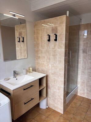 Shower, hair dryer, soap, toilet paper - Recharge your batteries: cosy gîte in the heart of the Cotentin peninsula (L'Étang-Bertrand)