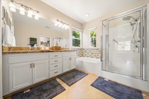 Shower, hair dryer, towels, shampoo - Coachella-Ready Main House, Casita and Golf Views (Indio)