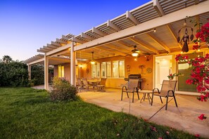 Outdoor dining - Coachella-Ready Main House, Casita and Golf Views (Indio)